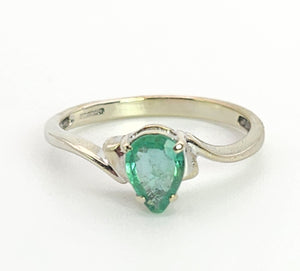 1393: Vintage: 9ct White Gold Pear Cut Emerald Solitaire- cute, petite, eye candy
