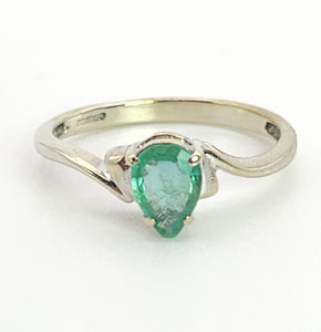 1393: Vintage: 9ct White Gold Pear Cut Emerald Solitaire- cute, petite, eye candy