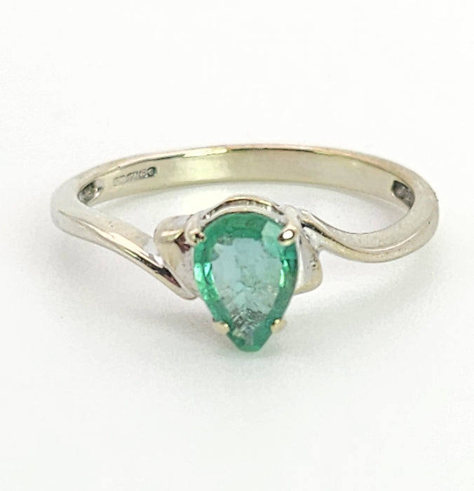 1393: Vintage: 9ct White Gold Pear Cut Emerald Solitaire- cute, petite, eye candy