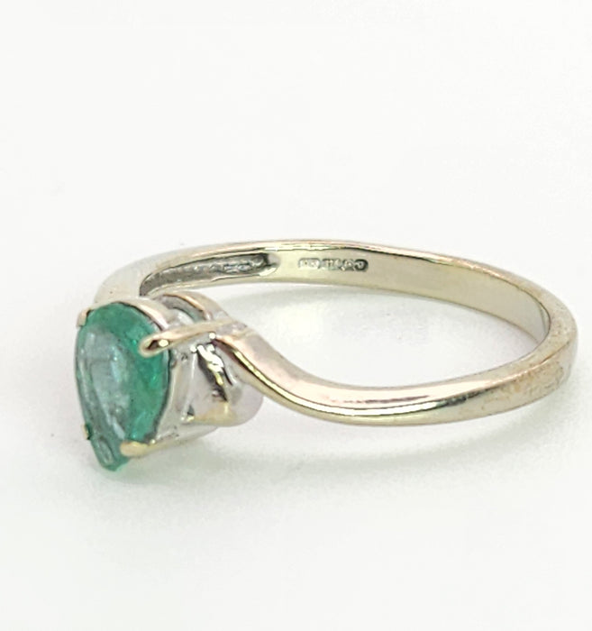 1393: Vintage: 9ct White Gold Pear Cut Emerald Solitaire- cute, petite, eye candy