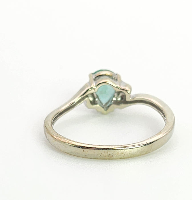 1393: Vintage: 9ct White Gold Pear Cut Emerald Solitaire- cute, petite, eye candy