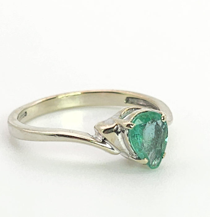 1393: Vintage: 9ct White Gold Pear Cut Emerald Solitaire- cute, petite, eye candy