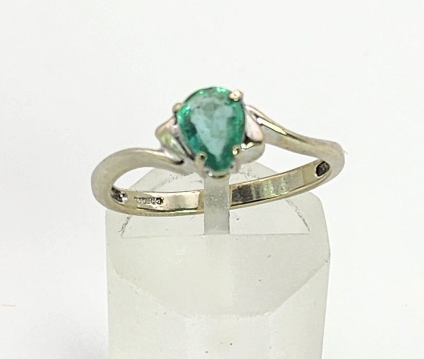 1393: Vintage: 9ct White Gold Pear Cut Emerald Solitaire- cute, petite, eye candy