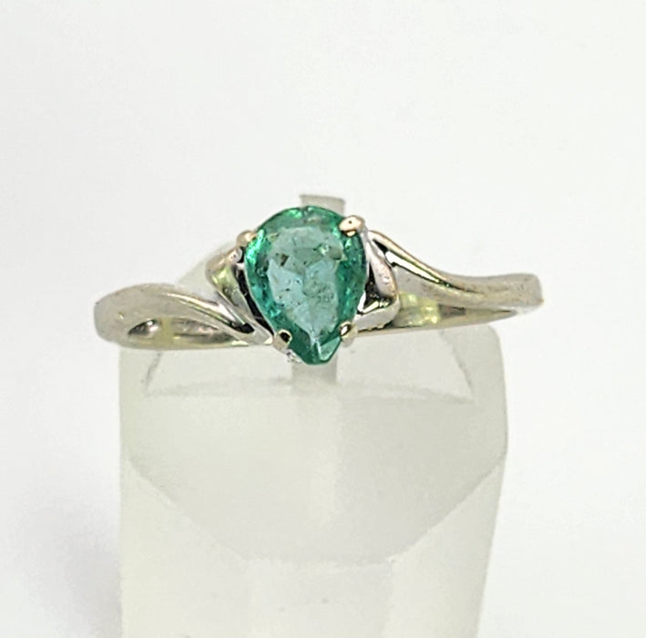 1393: Vintage: 9ct White Gold Pear Cut Emerald Solitaire- cute, petite, eye candy