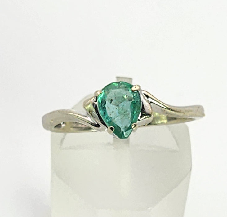 1393: Vintage: 9ct White Gold Pear Cut Emerald Solitaire- cute, petite, eye candy