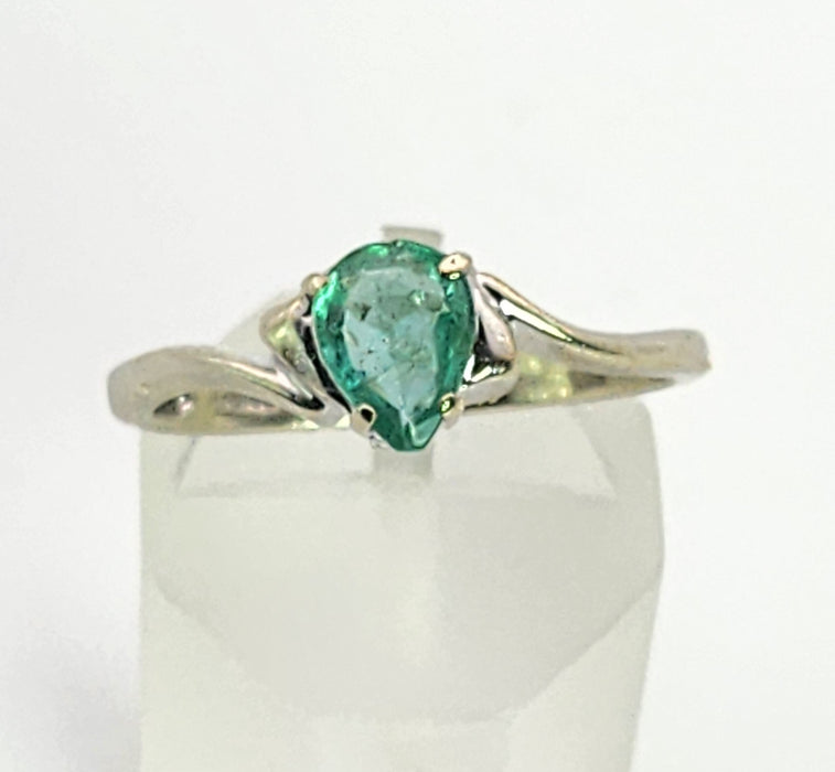 1393: Vintage: 9ct White Gold Pear Cut Emerald Solitaire- cute, petite, eye candy