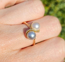 Cargar imagen en el visor de la galería, 1145: Vintage: 9ct Gold Silver &amp; Cream Cultured Pearl Dress Ring- lovely contrast
