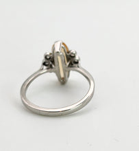Cargar imagen en el visor de la galería, 1237: Vintage: 18ct White Gold Marquise- Cut Citrine Diamonds Ring- From 1980
