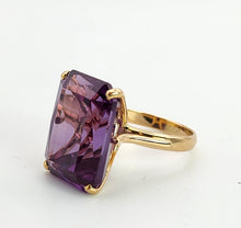 Load image into Gallery viewer, 1367: Vintage: 18ct Gold Large Emerald Cut Purple Sapphire Cocktail Ring-
