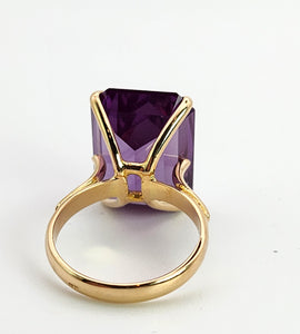 1367: Vintage: 18ct Gold Large Emerald Cut Purple Sapphire Cocktail Ring-