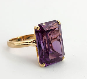 1367: Vintage: 18ct Gold Large Emerald Cut Purple Sapphire Cocktail Ring-