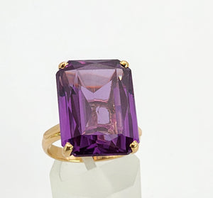 1367: Vintage: 18ct Gold Large Emerald Cut Purple Sapphire Cocktail Ring-