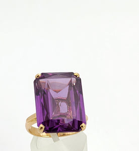 1367: Vintage: 18ct Gold Large Emerald Cut Purple Sapphire Cocktail Ring-