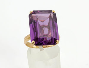 1367: Vintage: 18ct Gold Large Emerald Cut Purple Sapphire Cocktail Ring-