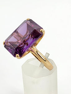 1367: Vintage: 18ct Gold Large Emerald Cut Purple Sapphire Cocktail Ring-