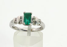 Cargar imagen en el visor de la galería, 1403 Vintage 18ct White Gold Emerald and Diamonds
