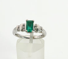 Cargar imagen en el visor de la galería, 1403 Vintage 18ct White Gold Emerald and Diamonds
