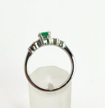 Cargar imagen en el visor de la galería, 1403 Vintage 18ct White Gold Emerald and Diamonds

