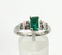Cargar imagen en el visor de la galería, 1403 Vintage 18ct White Gold Emerald and Diamonds
