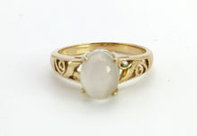 Cargar imagen en el visor de la galería, 1565: Vintage: 9ct Gold Openwork Cabochon Moonstone Solitaire Ring
