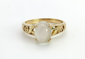 1565: Vintage: 9ct Gold Openwork Cabochon Moonstone Solitaire Ring