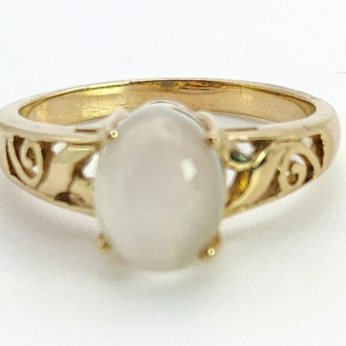 1565: Vintage: 9ct Gold Openwork Cabochon Moonstone Solitaire Ring