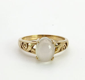 1565: Vintage: 9ct Gold Openwork Cabochon Moonstone Solitaire Ring
