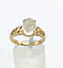 Cargar imagen en el visor de la galería, 1565: Vintage: 9ct Gold Openwork Cabochon Moonstone Solitaire Ring
