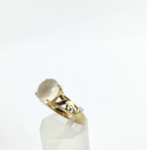1565: Vintage: 9ct Gold Openwork Cabochon Moonstone Solitaire Ring