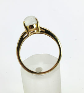 1565: Vintage: 9ct Gold Openwork Cabochon Moonstone Solitaire Ring