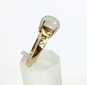 1565: Vintage: 9ct Gold Openwork Cabochon Moonstone Solitaire Ring