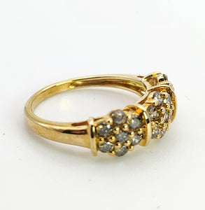 1537: Vintage: 9ct Gold 21 Champagne Diamonds Flowerhead Trilogy Ring- a natural, sparkling beauty