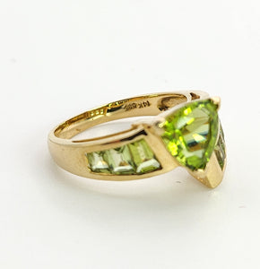 1606: Vintage: 14ct Gold Trillion, Emerald. Round Cut Peridots Cocktail Ring- exquisite