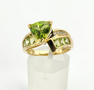 1606: Vintage: 14ct Gold Trillion, Emerald. Round Cut Peridots Cocktail Ring- exquisite