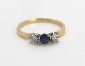 0269: Vintage; 18ct Gold Blue Sapphire Diamonds 3-Stone Straight Ring- very fine example