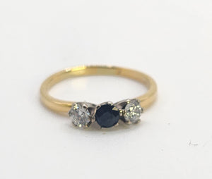 0269: Vintage; 18ct Gold Blue Sapphire Diamonds 3-Stone Straight Ring- very fine example