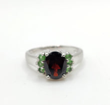 Cargar imagen en el visor de la galería, 1583: Vintage: 9ct White Gold Red &amp; Demantoid Garnets Cocktail Ring- superb combination
