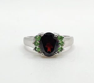 1583: Vintage: 9ct White Gold Red & Demantoid Garnets Cocktail Ring- superb combination