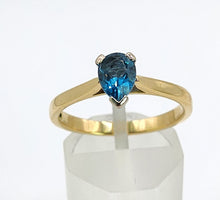 Load image into Gallery viewer, 0875: Vintage: 9ct Gold Persian Blue Pear-Cut Topaz Ring- a lovely solitaire
