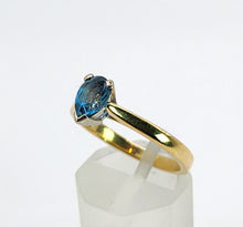 Load image into Gallery viewer, 0875: Vintage: 9ct Gold Persian Blue Pear-Cut Topaz Ring- a lovely solitaire
