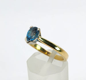 0875: Vintage: 9ct Gold Persian Blue Pear-Cut Topaz Ring- a lovely solitaire