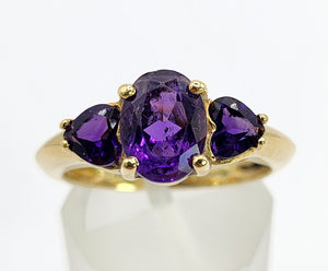 1205: Vintage: 18ct Gold Purple Amethysts Trilogy Ring- Lush