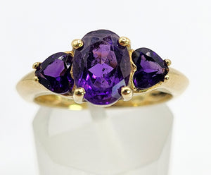 1205: Vintage: 18ct Gold Purple Amethysts Trilogy Ring- Lush