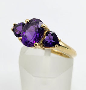 1205: Vintage: 18ct Gold Purple Amethysts Trilogy Ring- Lush