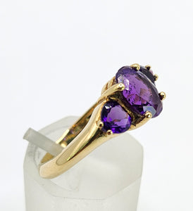 1205: Vintage: 18ct Gold Purple Amethysts Trilogy Ring- Lush