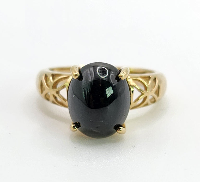 573 Vintage: 9ct Yellow Gold Cabochon Black Spinel Celtic Openwork Ring