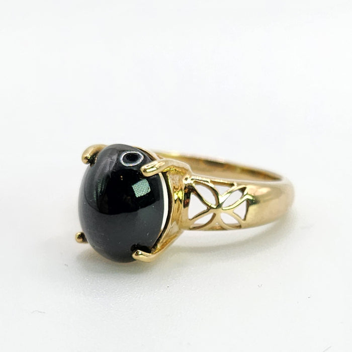 573 Vintage: 9ct Yellow Gold Cabochon Black Spinel Celtic Openwork Ring