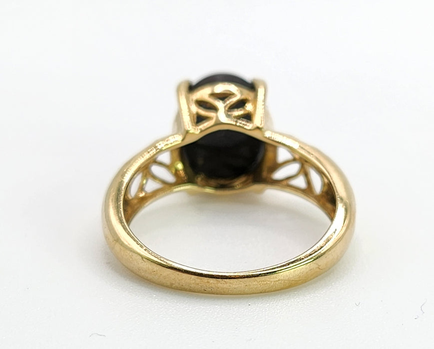 573 Vintage: 9ct Yellow Gold Cabochon Black Spinel Celtic Openwork Ring
