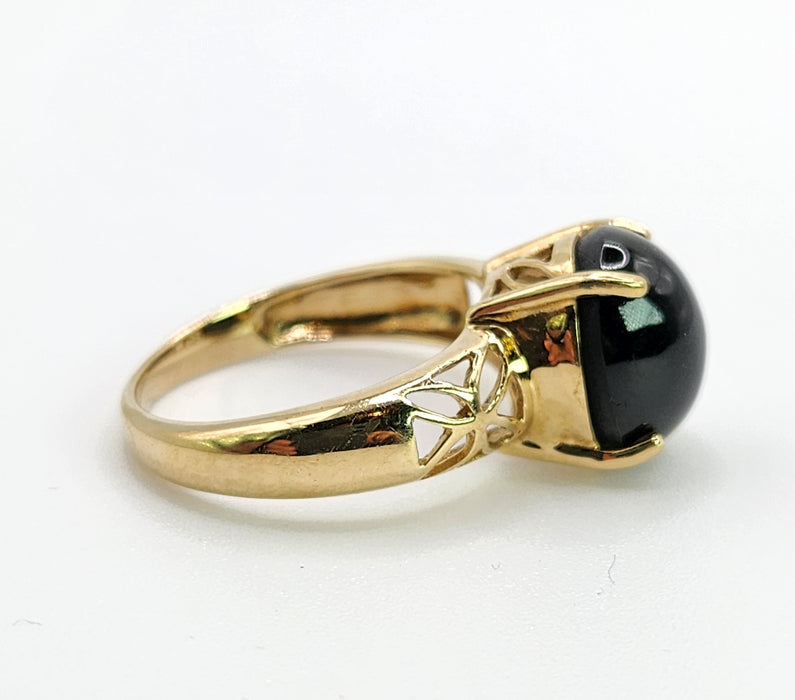 573 Vintage: 9ct Yellow Gold Cabochon Black Spinel Celtic Openwork Ring