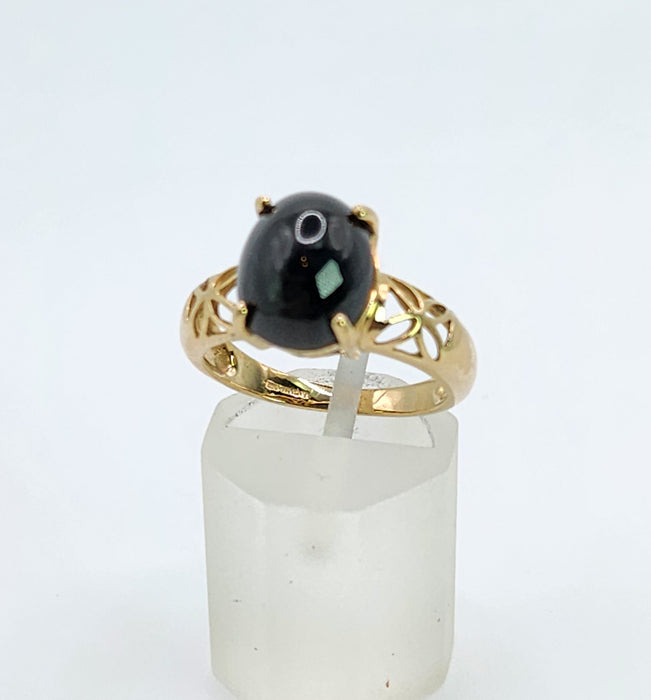 573 Vintage: 9ct Yellow Gold Cabochon Black Spinel Celtic Openwork Ring